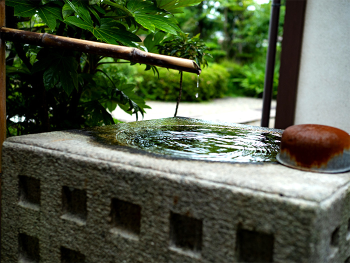銀閣寺型手水鉢錆びた柄杓が雰囲気出してます。